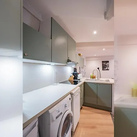 Charming 2 Bedroom In The Heart Of Appartement Parijs