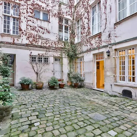 Charming 2 Bedroom In The Heart Of Appartement Parijs