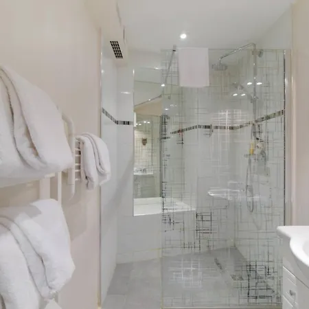 Charming 2 Bedroom In The Heart Of *