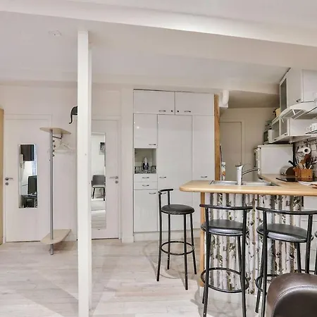 Charming 2 Bedroom In The Heart Of Apartment *