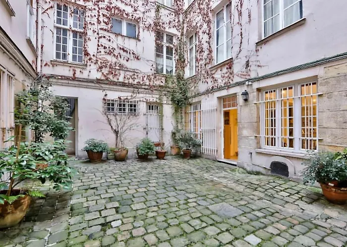 Charming 2 Bedroom In The Heart Of Appartamento