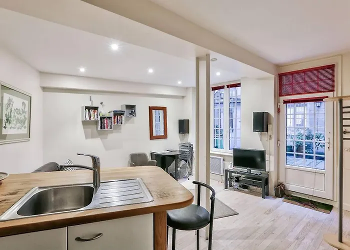 Charming 2 Bedroom In The Heart Of Appartamento